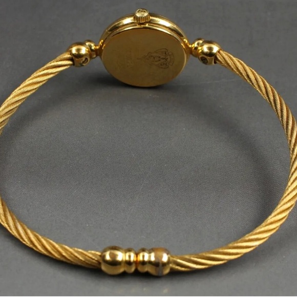 Gorgeous Gucci Pearl and Gold Watch - Picture 7 of 9